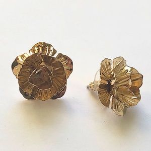 Floral stud earrings